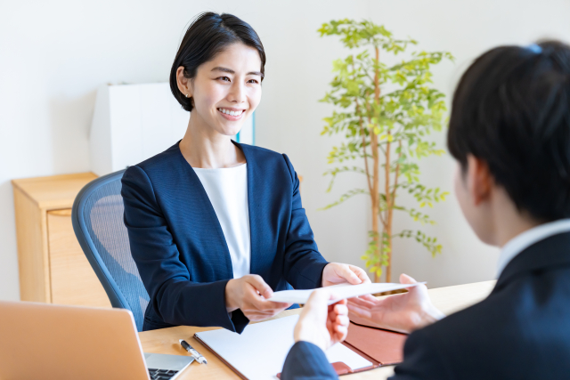 原稿を受け取る打ち合わせの様子
